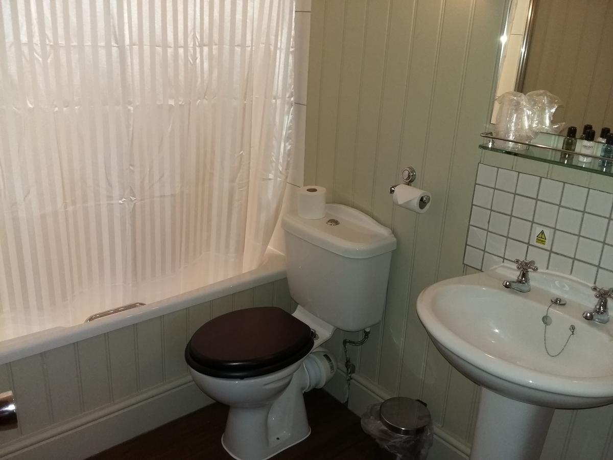 The Huntsman Inn Холмфирт Екстериор снимка